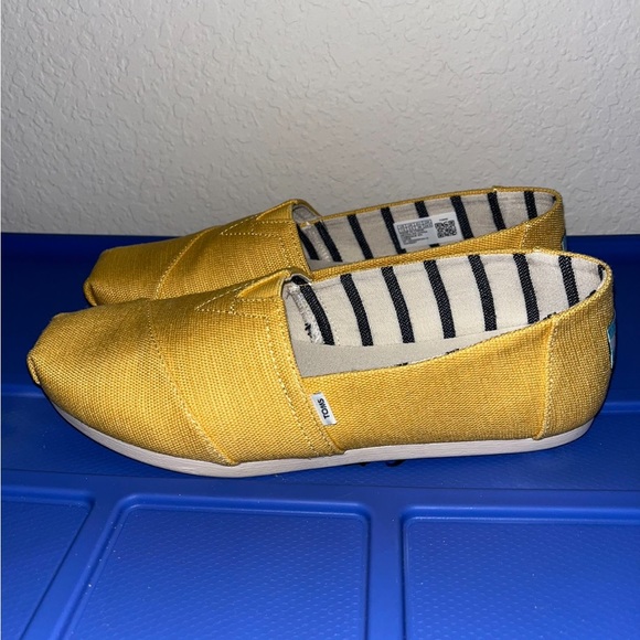 TOMS brand new with the box. Women’s 7.5. Open to offers! - Picture 3 of 4
